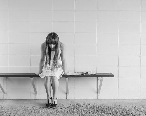 worried-girl-413690_1920