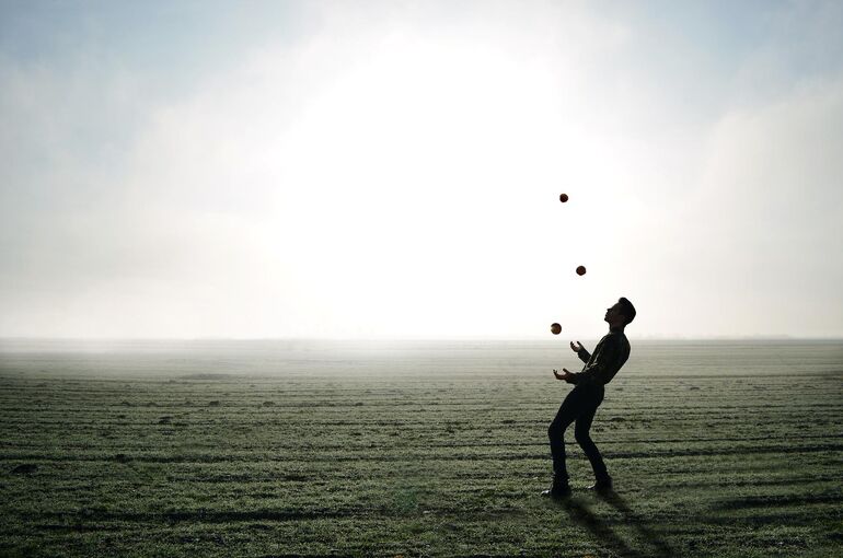 juggler-1216853_1920