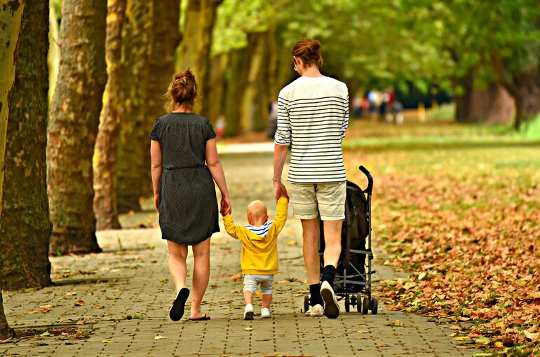 family-3602245_1920