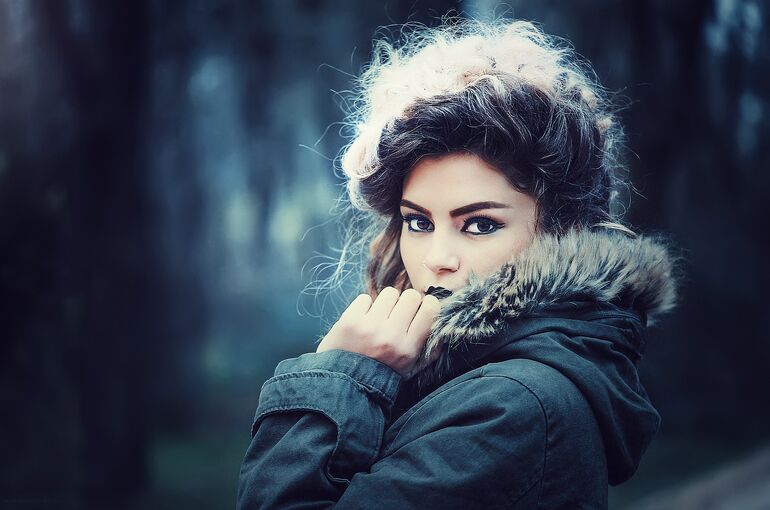 woman-1063100_1920